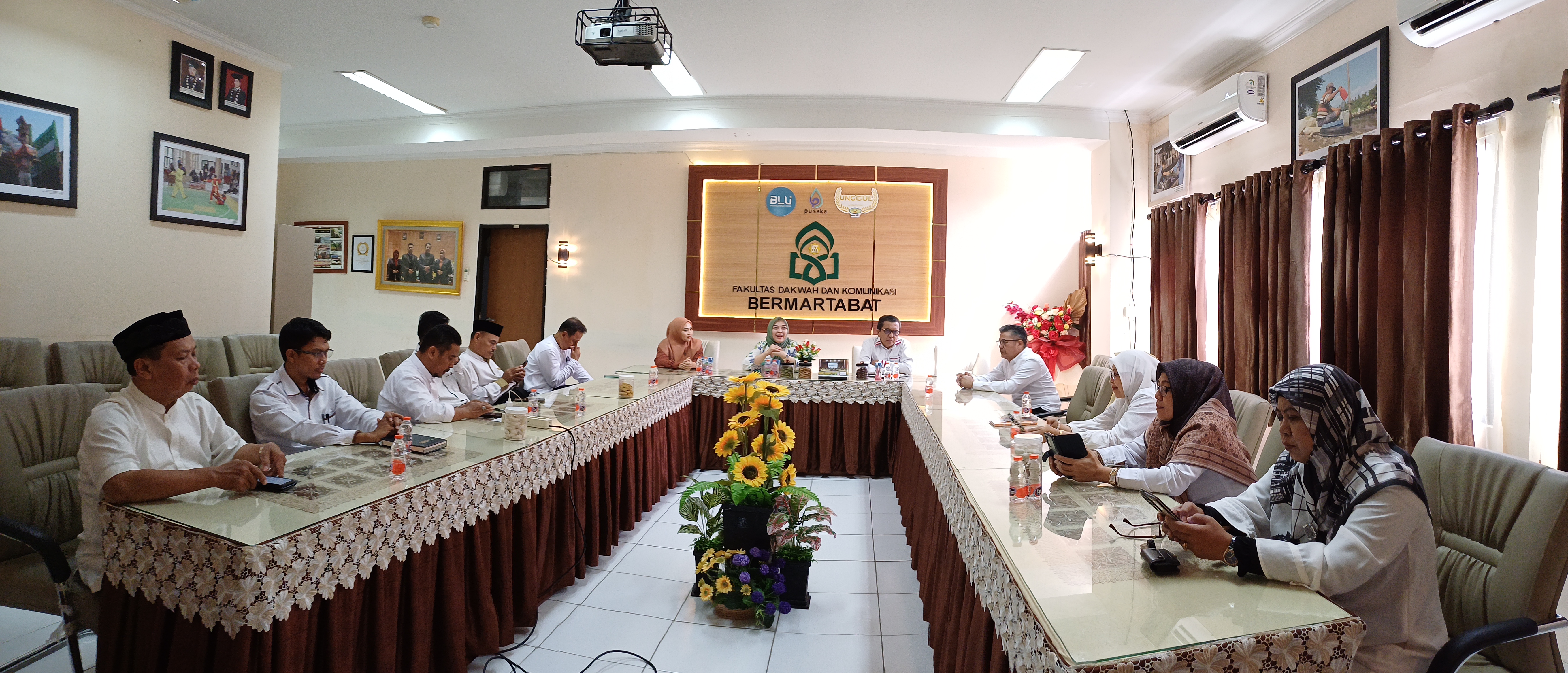 Dekan FDK didampingi  Wakil Dekan Menerima Tamu  Bank Mega Syariah Cabang Makassar