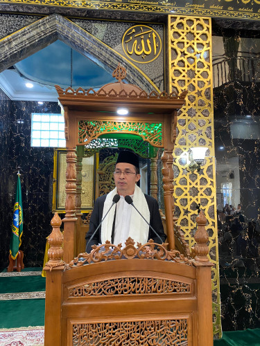 Prof. Dr. H. Mustari Mustafa Khatib Idul Adha di Masjid Nurul Mukzijat Kompleks Kejaksaan Tinggi Makassar